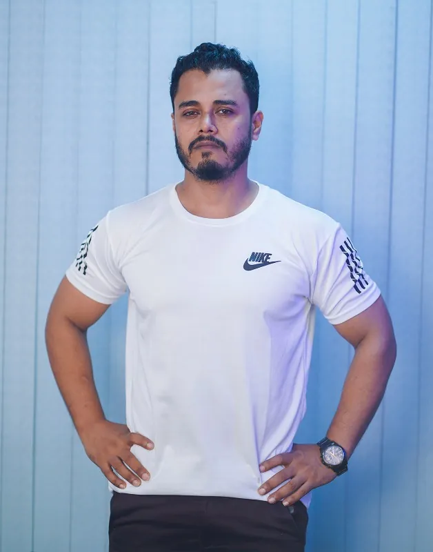 টি-শার্ট পরা মডেল