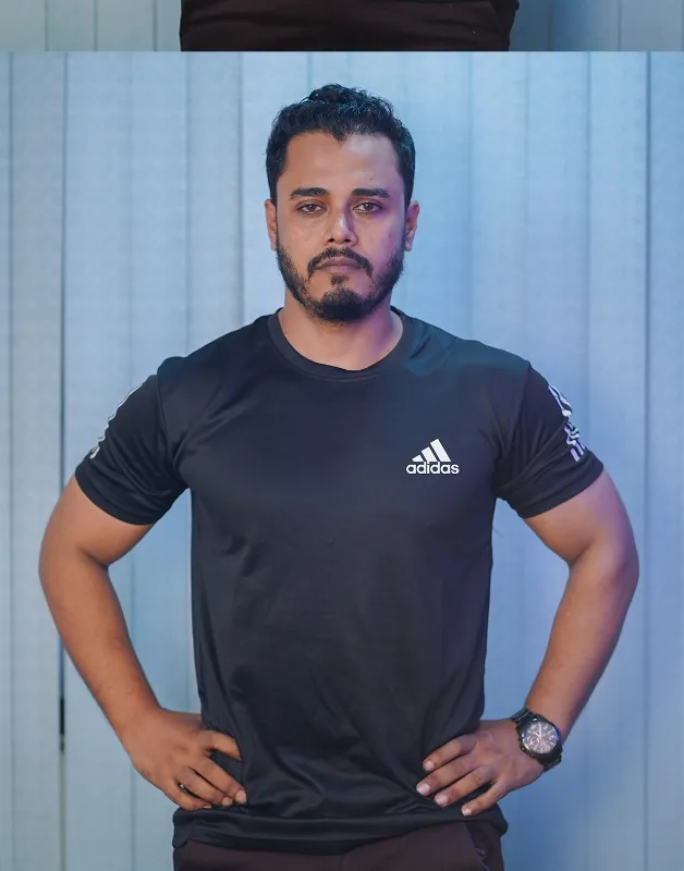 টি-শার্ট পরা মডেল